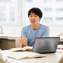 大田区の明るい教室でノートパソコンと手帳を前に話す副業ブログ講師